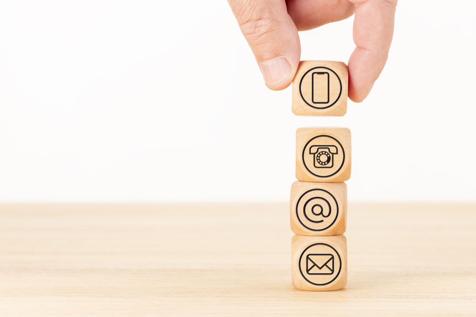 Personne qui écrit un courriel à l'ordinateur